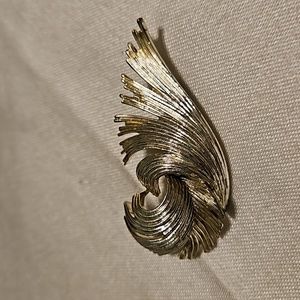 Vintage Signed Lisner Silver-tone Leaf Brooch